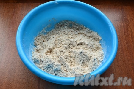 Рукой растереть муку с маслом в мелкую крошку.