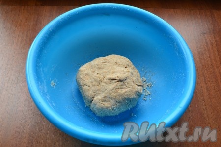 Далее, постепенно вливая воду, замесить не слишком тугое тесто, которое не должно липнуть к рукам. Тесто накрыть пищевой пленкой и оставить на 30 минут.