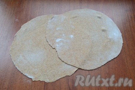 Каждый шарик раскатать в тонкую лепешку, диаметром с вашу сковороду, подсыпая немного муки.