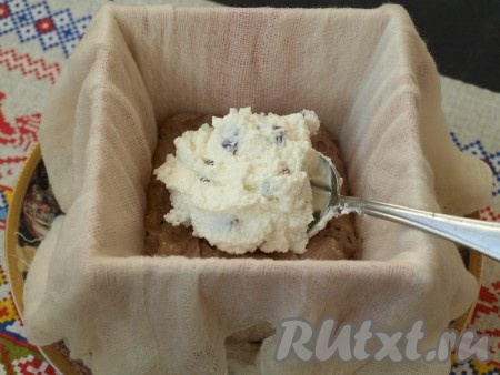 Пасочницу застелить влажной марлей и поставить в тарелку. Ложкой в пасочницу выложить часть белой массы, затем сверху добавить часть шоколадной массы, затем снова - белую и так продолжать чередовать слои до самого верха, пока не закончатся творожные массы.