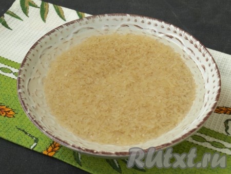 Для приготовления риса по-индийски очень важно использовать рис сорта "басмати". В переводе с хинди "басмати" означает "ароматный", а это значит, что этот сорт риса даже после варки сохраняет свой аромат. В азиатских странах рис выступает основным блюдом и присутствует в рационе каждый день. Перед тем как приступить к приготовлению, даже самый дорогой сорт риса нужно промыть в нескольких водах до прозрачности. Затем рис нужно просушить.