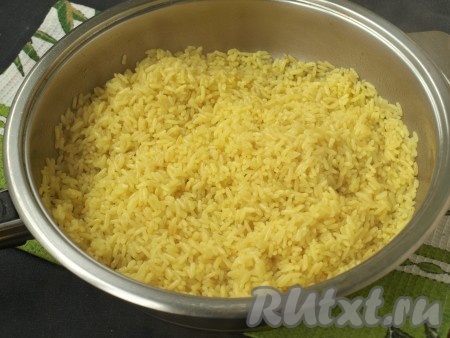 Теперь рис следует ещё раз перемешать деревянной ложкой, снять с огня и дать настояться 10-15 минут под закрытой крышкой.
