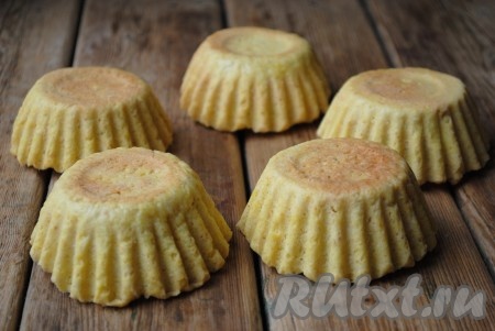 Песочные корзинки вынуть из формочек и остудить. Вынимаются они очень легко, нужно просто перевернуть формочку и слегка постучать по дну.&nbsp;
