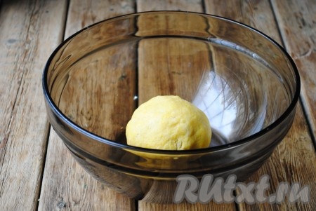 Быстрыми движениями замесить мягкое песочное тесто, собрать его в шар, замотать в пищевую плёнку и отправить в холодильник на 30 минут.&nbsp;

