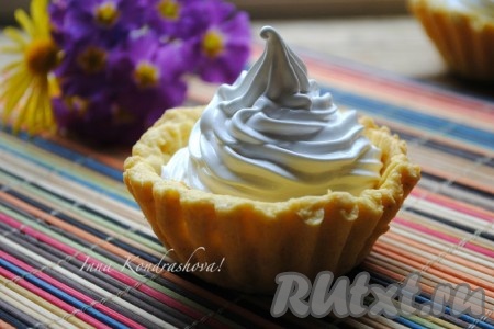 Вкусные, аппетитные пирожные "Корзиночка" с белковым кремом готовы. Подавать с чашечкой ароматного чая или кофе.&nbsp;