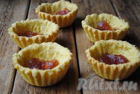 В остывшие корзинки положить по чайной ложки яблочного (или любого другого) джема.&nbsp;
