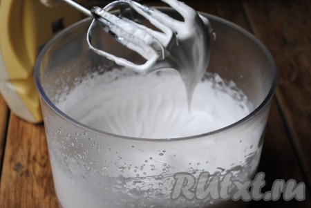 Для приготовления белкового крема нужно сварить сахарный сироп, для этого в небольшую кастрюлю или сотейник всыпать 100 грамм сахара и влить воду, поставить на огонь и довести до кипения. Готовить на медленном огне около 5-6 минут, не помешивая. Чтобы убедится, что сироп готов, нужно провести пробу на мягкий шарик - капнуть сироп в холодную воду, затем скатать его между пальцами, если получится мягкий шарик - сироп можно считать готовым. Белки взбить миксером до лёгкой пены, затем частями всыпать оставшийся сахар (50 грамм) и продолжить взбивать. Белки должны увеличиться в объеме и хорошо держать форму, но при этом оставаться мягкими. Затем, не прекращая взбивать белки, тонкой струйкой влить горячий сироп. Взбивать крем ещё около 6-7 минут. Белковая масса должна остыть до комнатной температуры. Белковый крем для песочных корзиночек готов. Он получается густым, плотным и хорошо держит форму. 