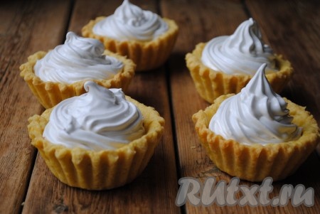 Кондитерский мешок с насадкой наполнить белковым кремом и поверх джема отсадить крем.