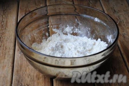 Руками перетереть масло с сухими ингредиентами (мукой, сахаром, солью и разрыхлителем) в крошку.&nbsp;
