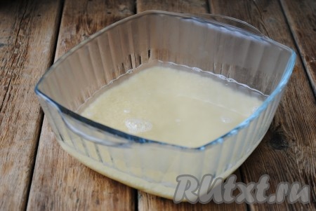 Залить кускус кипятком, накрыть миску крышкой и оставить&nbsp;на 10 минут, чтобы крупа набухла.
