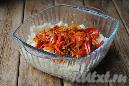 Кускус соединить с обжаренными овощами.
