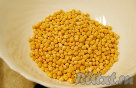 Горох промоем под проточной водой и поставим вариться.