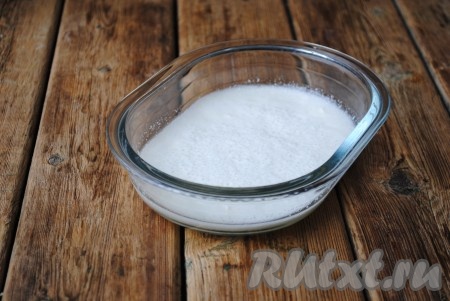 В миску налить кефир, всыпать соду, перемешать и оставить на 5 минут.&nbsp;
