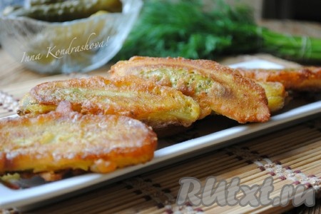 Солёные огурцы, жареные в кляре, выложить на салфетку, чтобы удалить лишний жир, и можно подавать вкусную закуску на стол.&nbsp;
