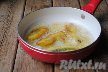 Жарить на среднем огне до золотистого цвета с двух сторон (примерно, по 2 минуты с каждой стороны). 