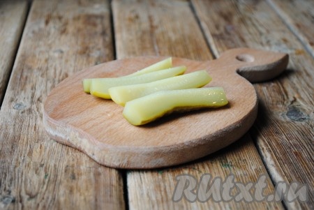 А затем каждую половинку огурца разрезать ещё на две части. Нарезанные&nbsp;огурцы нужно хорошо промокнуть, чтобы убрать лишний рассол.
