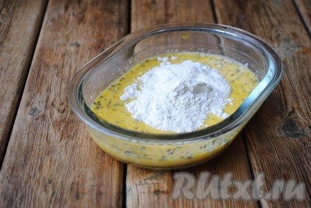Всё хорошо перемешать с помощью вилки или венчика. Всыпать муку. 