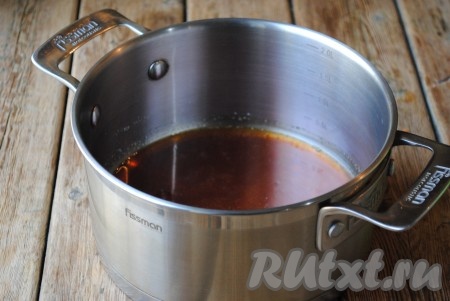 Сахар, не помешивая, начать прогревать на среднем огне. Когда он начнёт растапливаться, кастрюлю нужно наклонять&nbsp;из стороны в сторону, чтобы кристаллики растворились равномерно.
