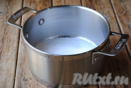 Сахар насыпать в кастрюлю или сотейник. Отправить на огонь. 