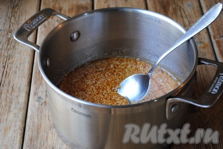 Всё хорошо перемешать, чтобы кунжут был полностью покрыт карамелью. 