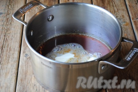 Снять карамель с огня и добавить в неё мягкое сливочное масло.&nbsp;
