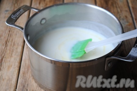 Затем добавить сливочное масло и проварить, помешивая, ещё 2-3 минуты, молочная масса должна загустеть.&nbsp;
