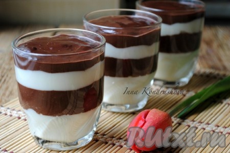 Разложить пудинг слоями в стаканчики или креманки. Из указанного количества ингредиентов выходит 3 порции пудинга (3 стакана объёмом 200 мл). Чтобы в результате получились красивые слои, нужно выложить в стакан вначале часть ванильной массы, отправить стакан в холодильник минут на 5, затем выложить часть шоколадной массы и снова поставить минут на 5 в холодильник, продолжить чередовать слои, не забывая отправлять в холодильник, пока не заполнится весь стакан. Затем стаканчики с нежным, вкусным шоколадно-ванильным пудингом отправить на 1 час в холодильник и можно подавать на стол. 