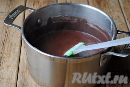 Отправить смесь молока и какао на огонь и проварить 1 минуту, постоянно помешивая, затем снять с огня. Должна получиться однородная шоколадная масса без комочков, если же комочки появились - массу можно протереть через сито или же пробить блендером. 