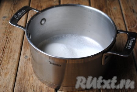 Сахар и муку смешать в небольшой кастрюле или сотейнике. 