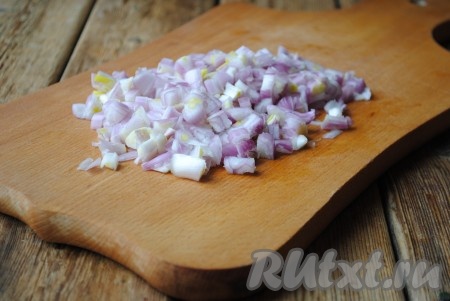 Лук очистить и нарезать кубиками.&nbsp;
