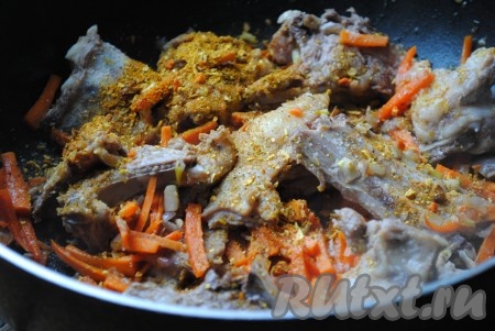 Перемешать лук, морковь и мясо, затем добавить соль и приправу к плову.&nbsp;
