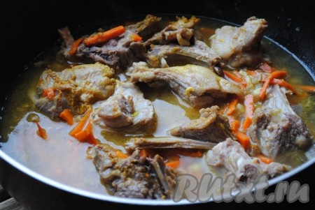 К мясу и овощам влить холодную воду (вода должна полностью покрывать все ингредиенты), довести до кипения, накрыть крышкой и готовить на медленном огне 30-40 минут.
