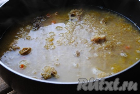 Отправить сковороду на огонь, довести до кипения, затем огонь сделать минимальным и готовить плов из булгура под закрытой крышкой (не перемешивая), пока вся вода не впитается. Готовить около 15-20 минут, пока булгур не размягчится. При необходимости, можно добавить немного воды. 