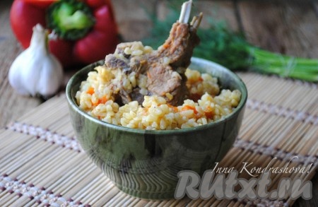 Из булгура получается вкусный и сытный плов. Попробуйте обязательно!