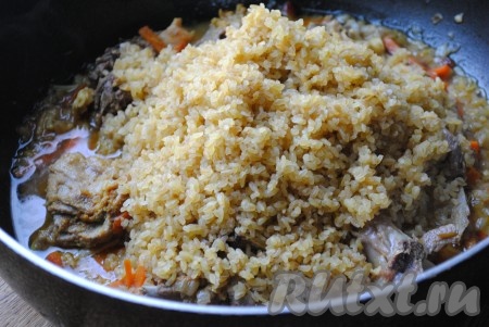 Затем всыпать булгур (я крупу промывала, но можно этого не делать), разровнять его и посмотреть - если воды мало, нужно долить столько горячей воды, чтобы она была на 1,5 см выше уровня булгура. 