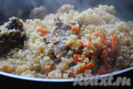 Готовый плов снять с огня и дать постоять под крышкой 10 минут. Затем плов из булгура и баранины перемешать, разложить по порционным тарелкам и подавать на стол в горячем виде.&nbsp;

