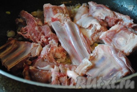 Затем к луку выложить мясо&nbsp;
