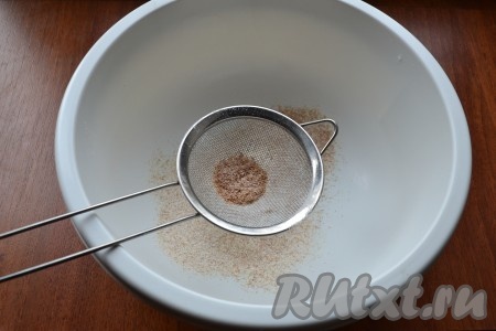 Половину цельнозерновой муки просеять через ситечко в миску.&nbsp;