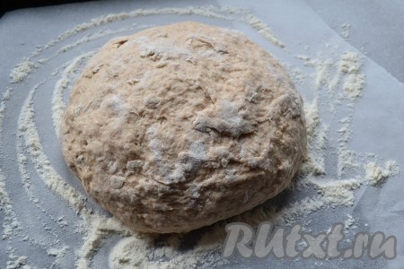 Немного липкое, но довольно плотное тесто собрать в шар и поместить на противень, застеленный пергаментом и хорошо посыпанный мукой. Накрыть тесто пленкой и оставить в теплом месте на 30-40 минут.
