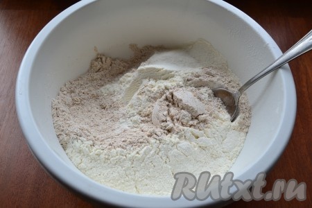 Остальную цельнозерновую муку добавить к просеянной. Пшеничную муку просеять и смешать с цельнозерновой мукой, добавить соль и дрожжи, перемешать.
