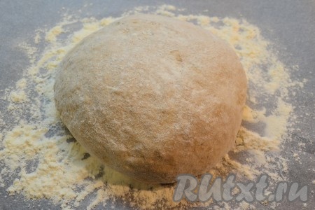 Далее тесто еще немного вымесить, чтобы оно почти перестало липнуть к рукам, сформировать шар (структура теста уже поменяется, оно станет плотнее), снова поместить на противень с мукой. Накрыть пленкой и оставить для подхода еще на 30-40 минут.
