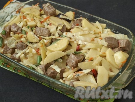 Выложить мясо с овощами в форму для запекания (при желании, форму можно смазать маслом), разровнять. Накрыть форму фольгой.