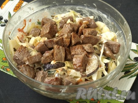 Овощи перемешать, добавить обжаренное мясо, присыпать перцем, ещё раз всё хорошо перемешать.

