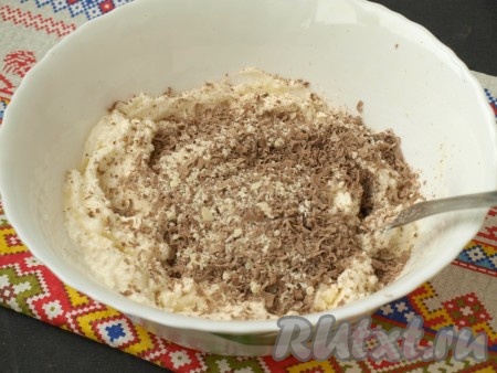 На тёрке натереть белый и молочный шоколад, добавить их в творожную массу и ещё раз перемешать.
