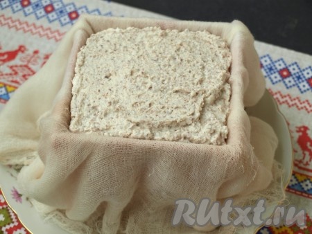 Выстелить пасочницу влажной марлей и наполнить до верха творожной массой.
