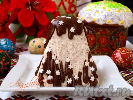 Когда пройдёт время, марлю развернуть, накрыть пасочницу тарелкой и перевернуть, снять марлю. По желанию, творожную пасху с шоколадом можно украсить глазурью: для этого хорошо нагреть молоко и опустить в него кусочки чёрного шоколада, через пару минут массу размешать и сразу же вылить сверху на пасху. Поскольку пасха холодная, глазурь сразу же застынет и не будет сползать. Украсить пасху можно кондитерской посыпкой.