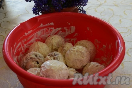 Даем грибам промариноваться в сметане в течение 1-2 часов.
