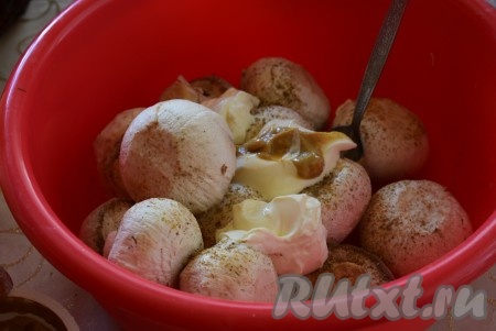 Добавляем к шампиньонам сметану и горчицу, тщательно перемешиваем, стараясь не повредить грибы.
