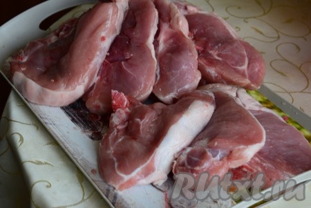 Очистить мясо от плёнки и лишнего жира.