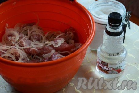 Добавить столовую ложку уксуса.
